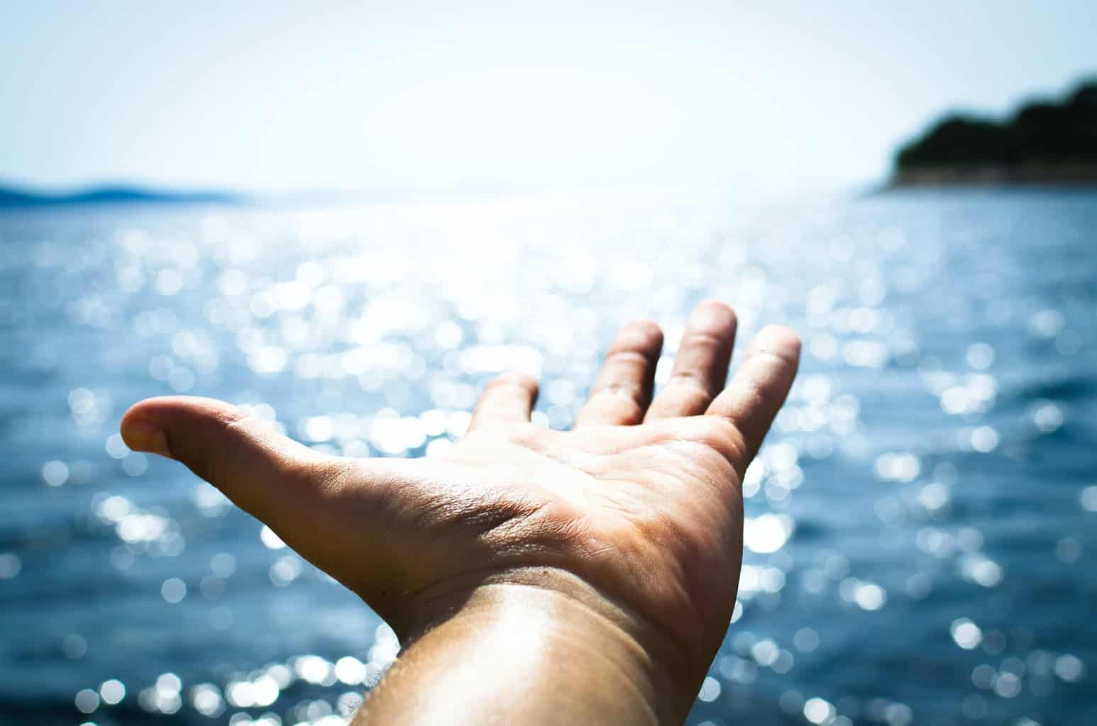 this is an image of a hand raised to the horizon, depicting hope for the cancer patient in the 21st centure, in an article by Dr Suraj Manjunath, top cancer surgeon and oncologist, Bangalore, India
